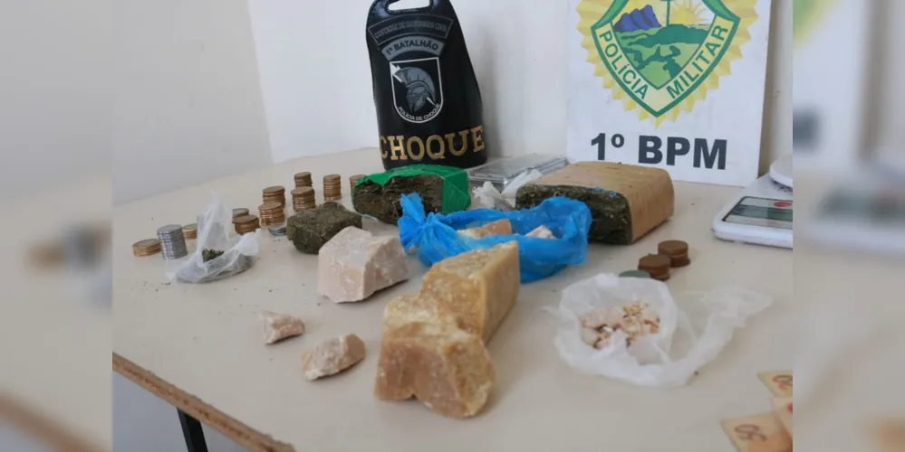 Em abordagem na residência, os policiais encontraram 647 gramas de maconha, 385 gramas de crack e 1.051,00 reais em espécie.