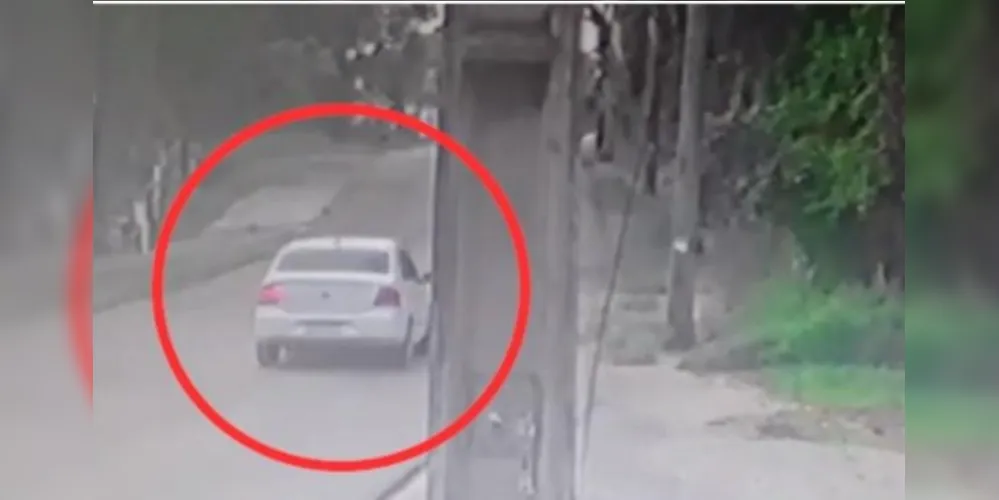 O vídeo contraria a versão do motorista do Scenic, que afirmou que o veículo teria vindo de outra rua.