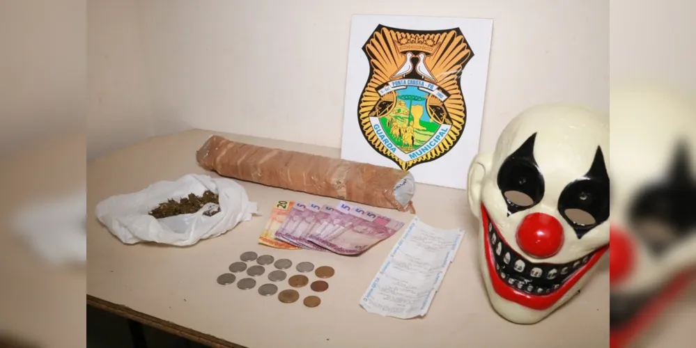 Além da droga, GM apreendeu dinheiro e até uma máscara na casa do suspeito