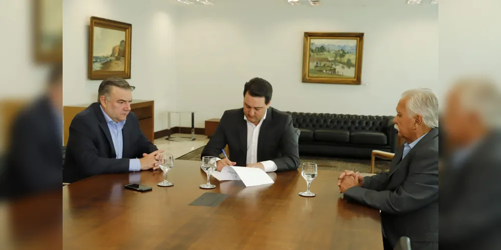 Governador Carlos Massa Ratinho Junior assina decreto que institui as novas faixas salariais.
