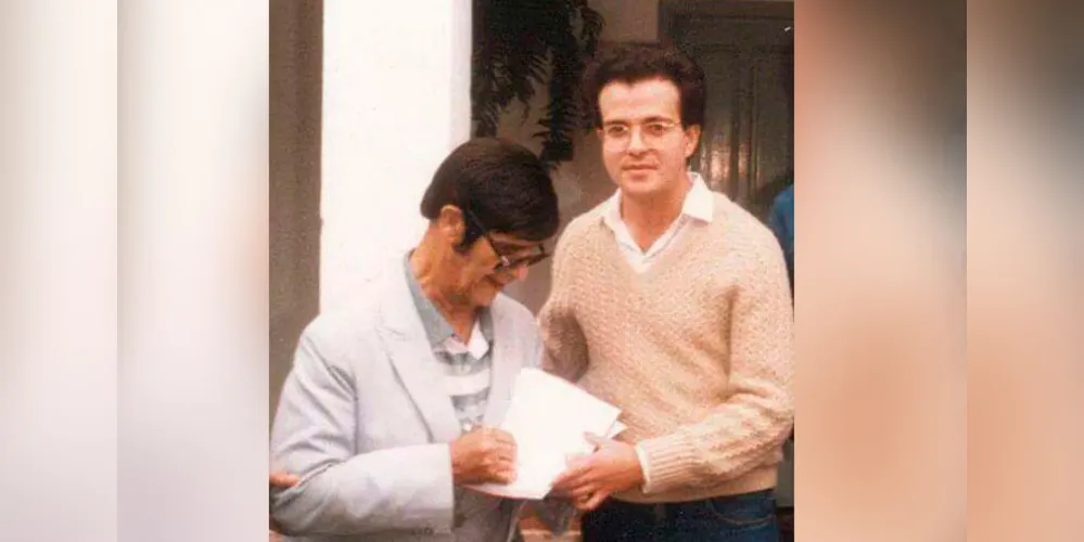 Em 1986, ele recebeu a orientação na casa de Chico Xavier para dar continuidade à psicografia. 
