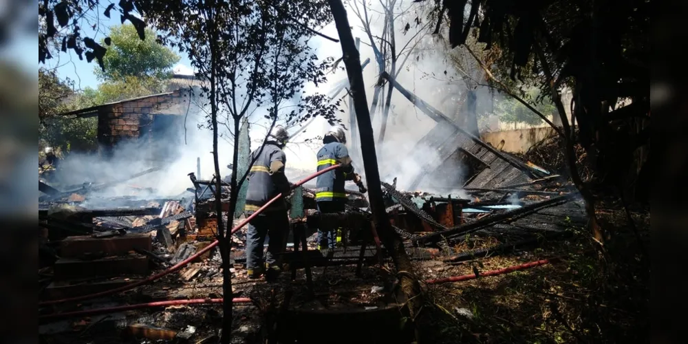 Casa estava abandonada e ninguém ficou ferido; causas do incêndio não foram esclarecidas