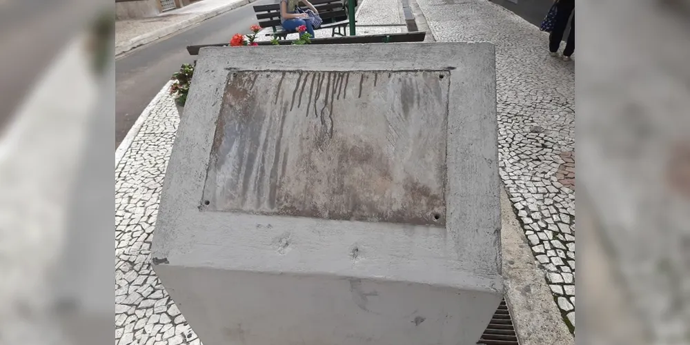 Imagem ilustrativa da imagem Vândalos furtam placa de bronze da rua XV de Novembro