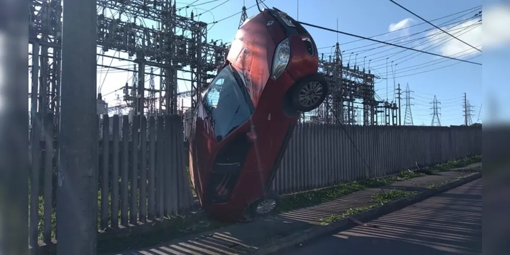 Renault Sandero bateu contra um muro de ‘palitos’ de uma subestação da Copel