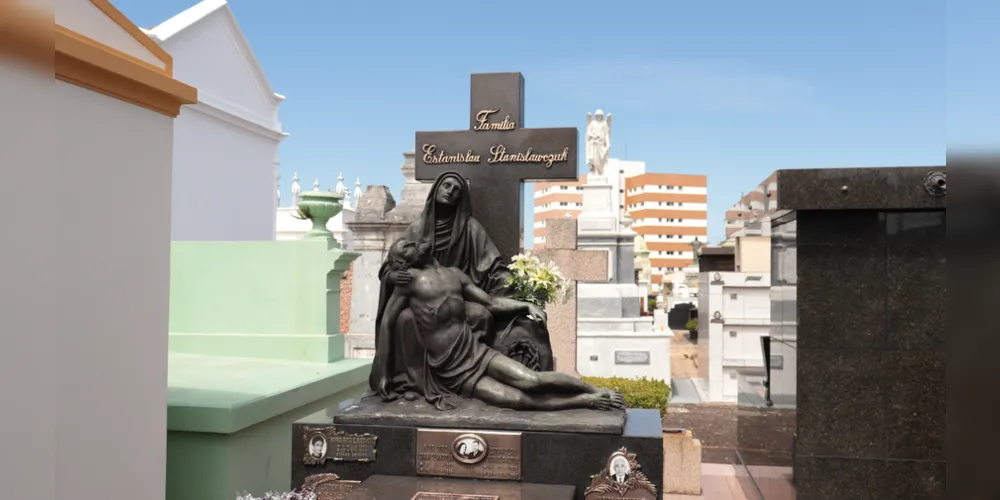 Pietá no túmulo da família do ex-prefeito Luiz Carlos Zuk