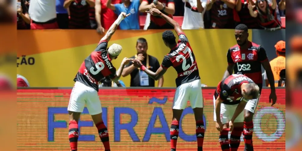 Gabigol e Bruno Henrique celebram gol do Flamengo neste domingo