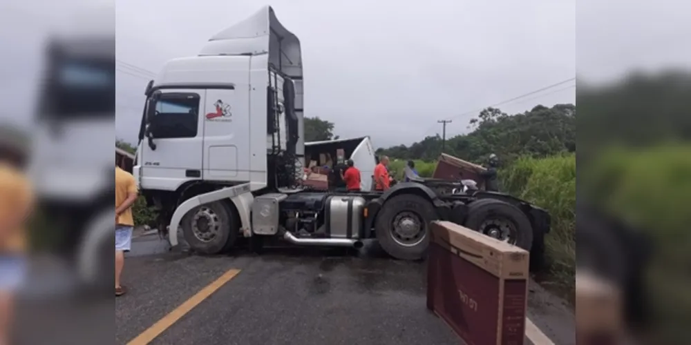 Imagem ilustrativa da imagem Caminhão tomba e carga de televisores é saqueada, no Pará