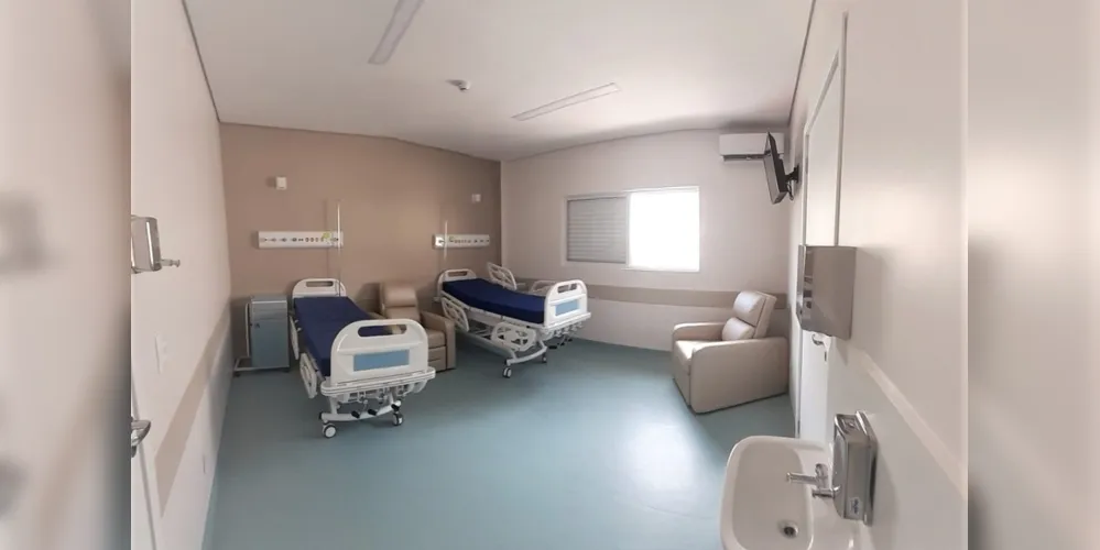 As salas são equipadas com TV, banheiro, ar condicionado e todo o suporte que dá mais conforto e humanização à pessoa que precisa dos serviços do Hospital Municipal