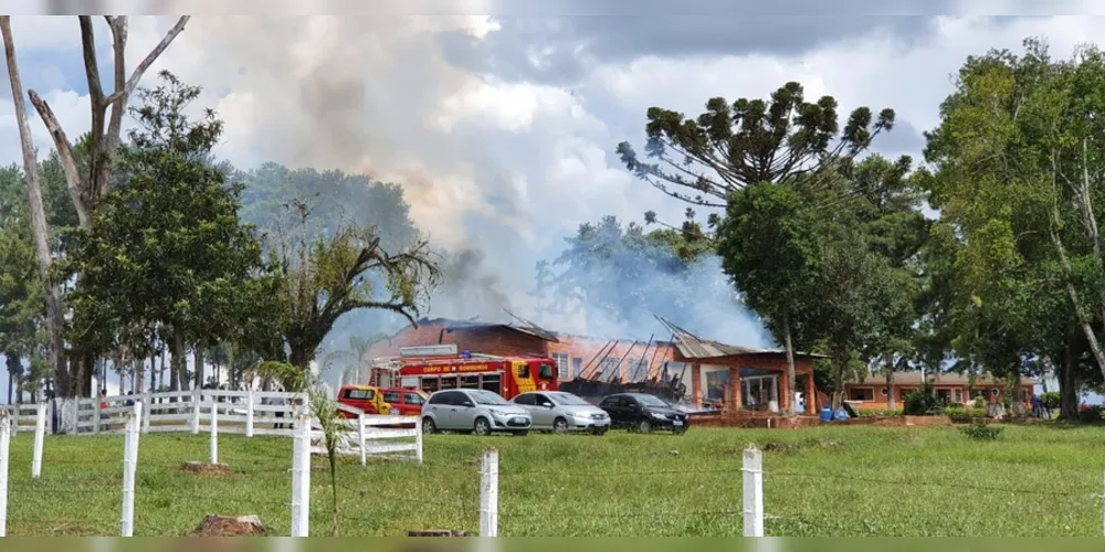 Imagem ilustrativa da imagem Edificação pega fogo na PR-151 em Ponta Grossa