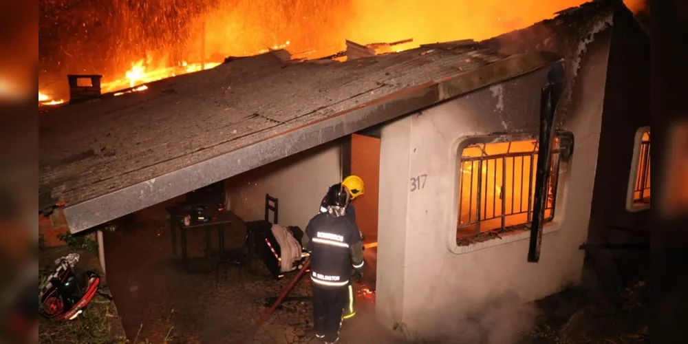 Imóvel foi destruído pelo fogo, mas não há registro de feridos