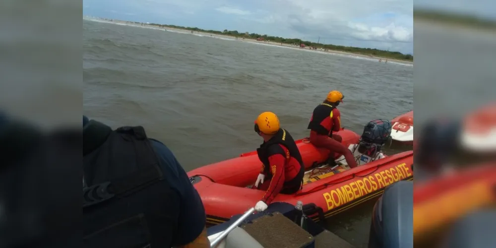 Bombeiros resgatam corpo que pode ser de curitibano que desapareceu no mar após afogamento