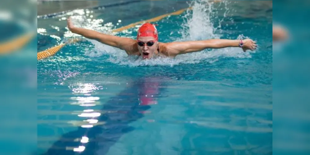 Nadadora ponta-grossense busca índice para disputar principal competição da natação brasileira