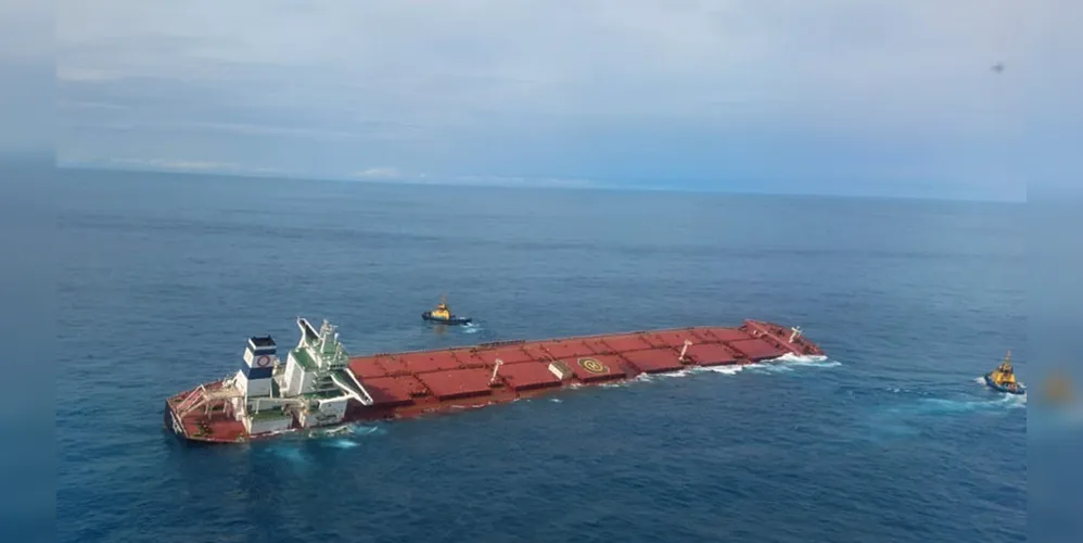 O navio MV Stella Banner, que transporta minérios brasileiros para Qingdao, na China, está a deriva depois de entrar água nos compartimentos de carga 