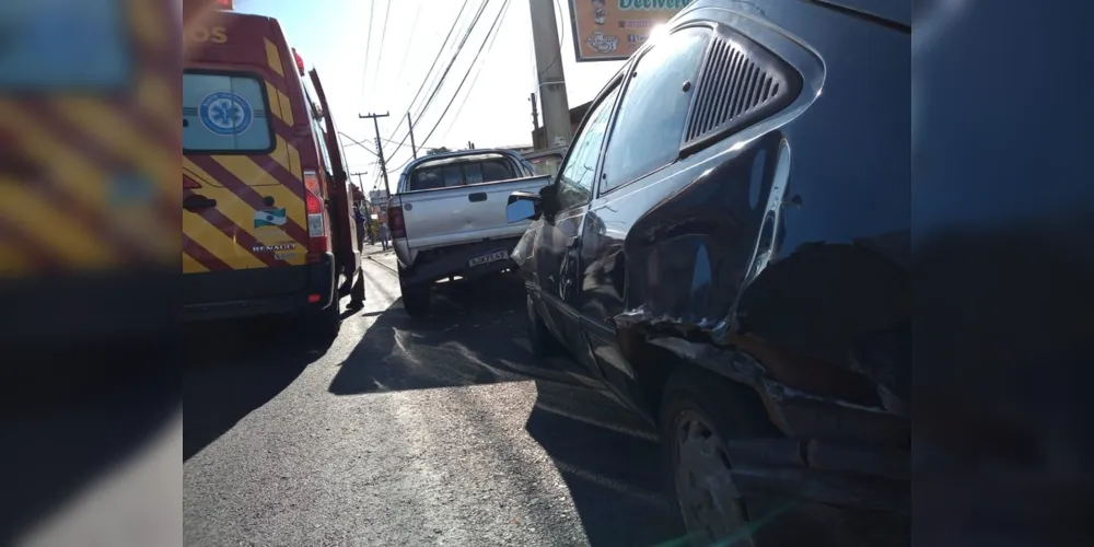 Imagem ilustrativa da imagem Acidente envolve caminhão de lixo e dois carros em Uvaranas