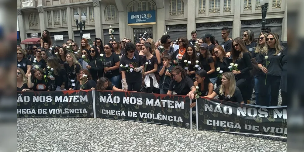 Mulheres se uniram neste domingo pedindo pelo fim da violência de gênero no Paraná