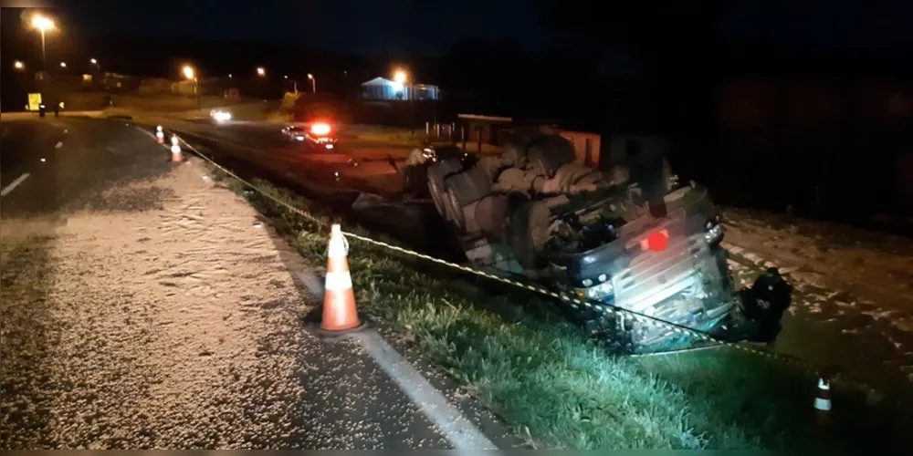 Caminhão sai da pista na BR-277, tomba e motorista morre em acidente, no PR  