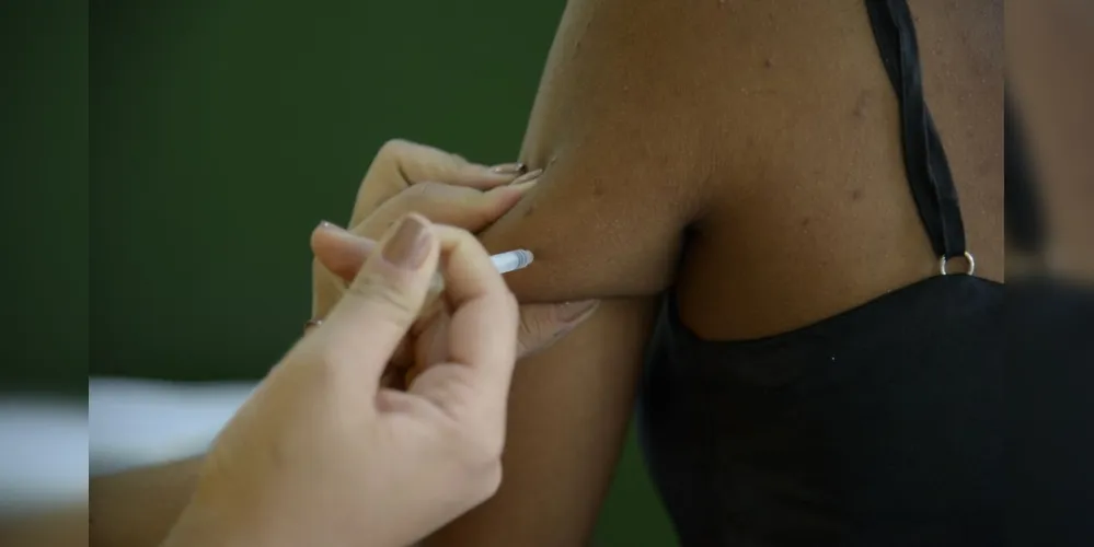 Para prevenir a doença, a população pode buscar um dos 43 mil postos de saúde no país para fazer a imunização.