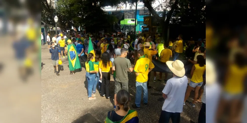 Manifestantes estão reunidos na Praça Barão de Guaraúna 