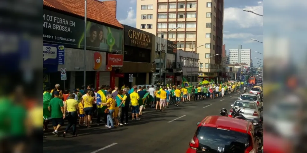 Manifestantes percorreram a avenida Vicente Machado na tarde deste domingo