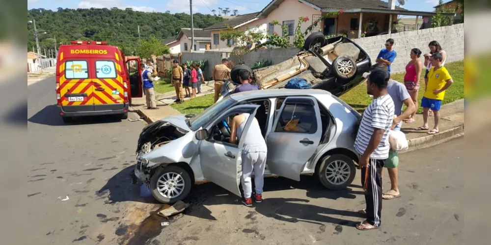 Imagem ilustrativa da imagem Carro capota após acidente em bairro de Ponta Grossa