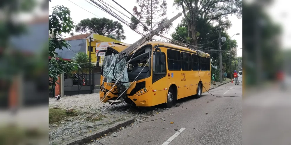 Imagem ilustrativa da imagem Ônibus fica destruído após bater contra poste em Curitiba