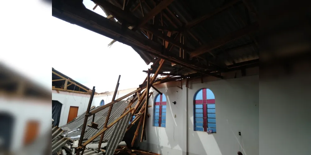 Imagem ilustrativa da imagem Telhado de igreja em reforma desaba em Uvaranas