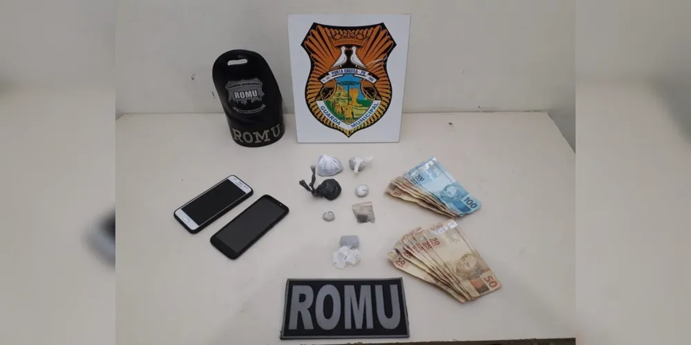 Além da droga, guardas encontraram dinheiro que seria fruto do tráfico de drogas