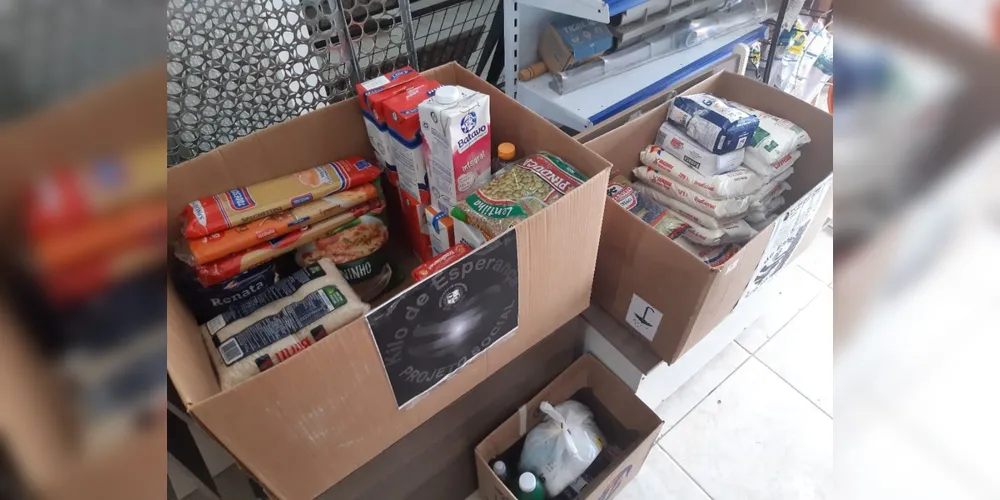 Só nesta semana, os voluntários entregaram 30 cestas básicas e sete vales-gás. 