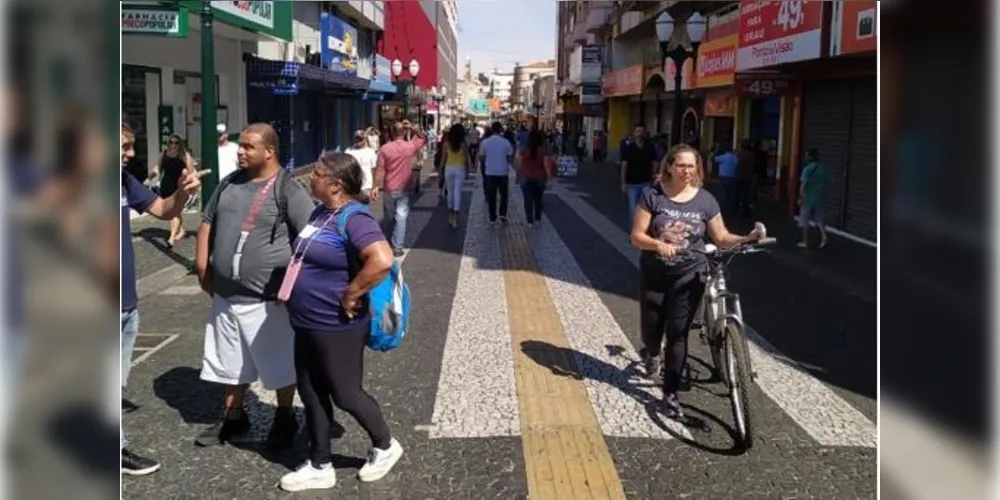 Com a abertura escalonada do comércio, pessoas tomam as ruas de Ponta Grossa