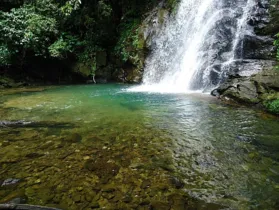 Atividade traz trilha de nível difícil e mergulho na cachoeira do Bracinho, uma das mais belas da região