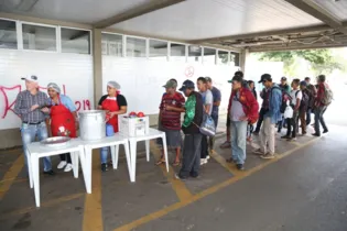 Cerca de 50 pessoas participaram da ação realizada no estacionamento do Restaurante Popular.