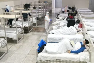 Pacientes infectados com o novo coronavírus são vistos em um hospital improvisado convertido de um centro de exposições em Wuhan, província de Hubei