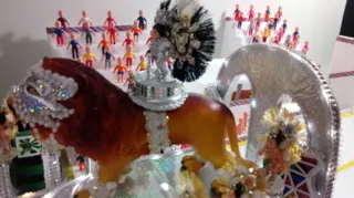 Imagem ilustrativa da imagem Professor de PG produz maquetes em miniatura de blocos de Carnaval