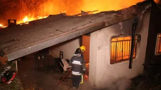 Imóvel foi destruído pelo fogo, mas não há registro de feridos