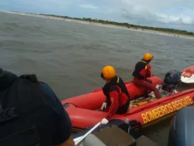 Bombeiros resgatam corpo que pode ser de curitibano que desapareceu no mar após afogamento