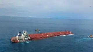 O navio MV Stella Banner, que transporta minérios brasileiros para Qingdao, na China, está a deriva depois de entrar água nos compartimentos de carga 