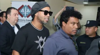 Ronaldinho e o irmão seguem presos no Paraguai para não deixarem país até o término da investigação