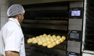 Alta. Produto básico do dia a dia, o pão francês aumentará o preço já que o trigo é negociado em dólar