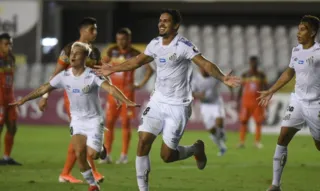 De cabeça, Lucas Veríssimo marcou o gol da vitória santista no Equador