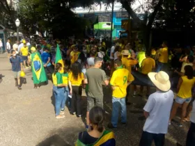 Manifestantes estão reunidos na Praça Barão de Guaraúna 