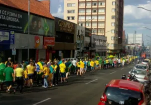 Manifestantes percorreram a avenida Vicente Machado na tarde deste domingo