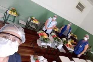 Servidores das escolas em todo o Paraná e voluntários trabalham na organização dos alimentos e montagem dos kits.
