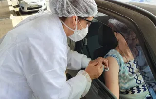 Na Rodoviária, vacinação funciona no sistema 'drive thru'