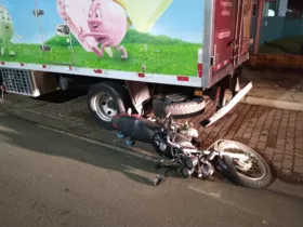 Batida aconteceu na noite desta quinta-feira e deixou motociclista com lesões moderadas