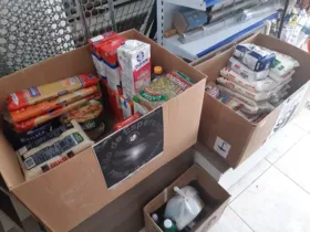 Só nesta semana, os voluntários entregaram 30 cestas básicas e sete vales-gás. 