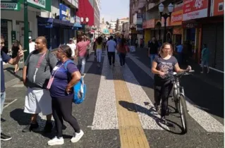 Com a abertura escalonada do comércio, pessoas tomam as ruas de Ponta Grossa