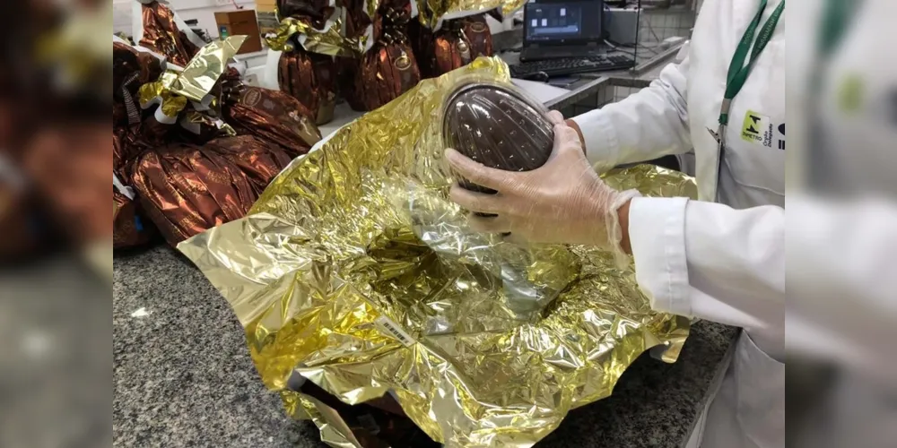 Ovos de chocolate, bombons, demais chocolates, colombas ou qualquer produto embalado deve apresentar, de forma clara, a indicação do peso líquido na sua embalagem