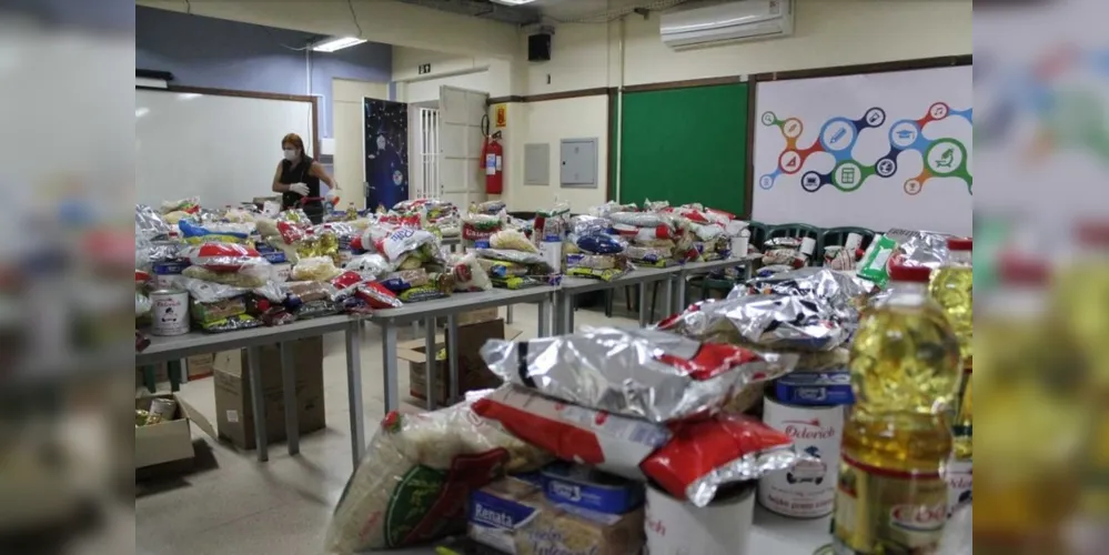 Os kits são destinados a estudantes beneficiários do Bolsa Família, que devem retirar a cesta na escola onde estão matriculados.