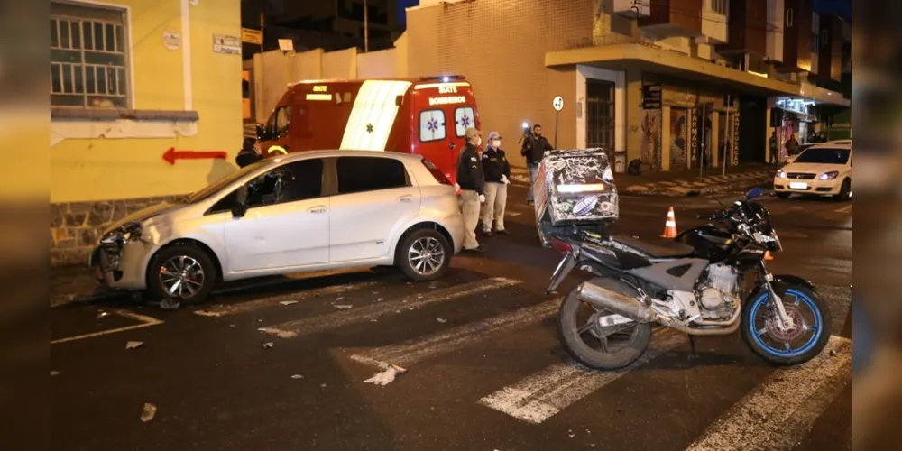 Motociclista sofreu lesões moderadas e foi levado ao Pronto Socorro Municipal