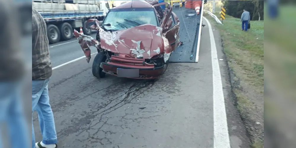 Batida aconteceu no começo da manhã desta quinta-feira e deixou motorista ferido